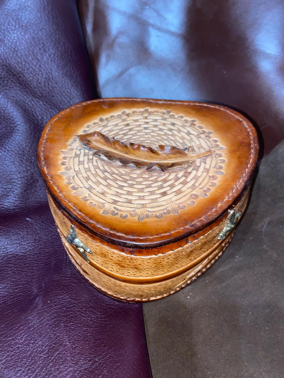 Boite en cuir avec plume reposusé