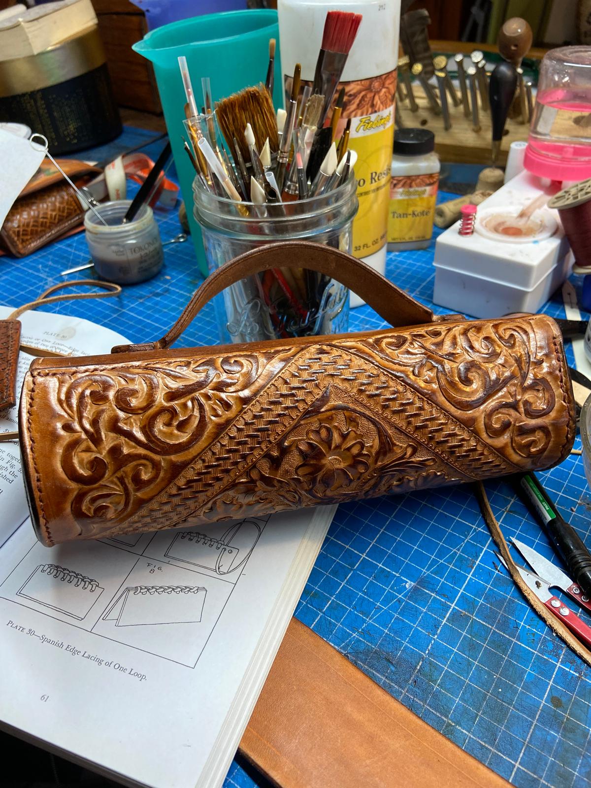 Etui de boule en cuir repoussé sur mesure BV Cuir