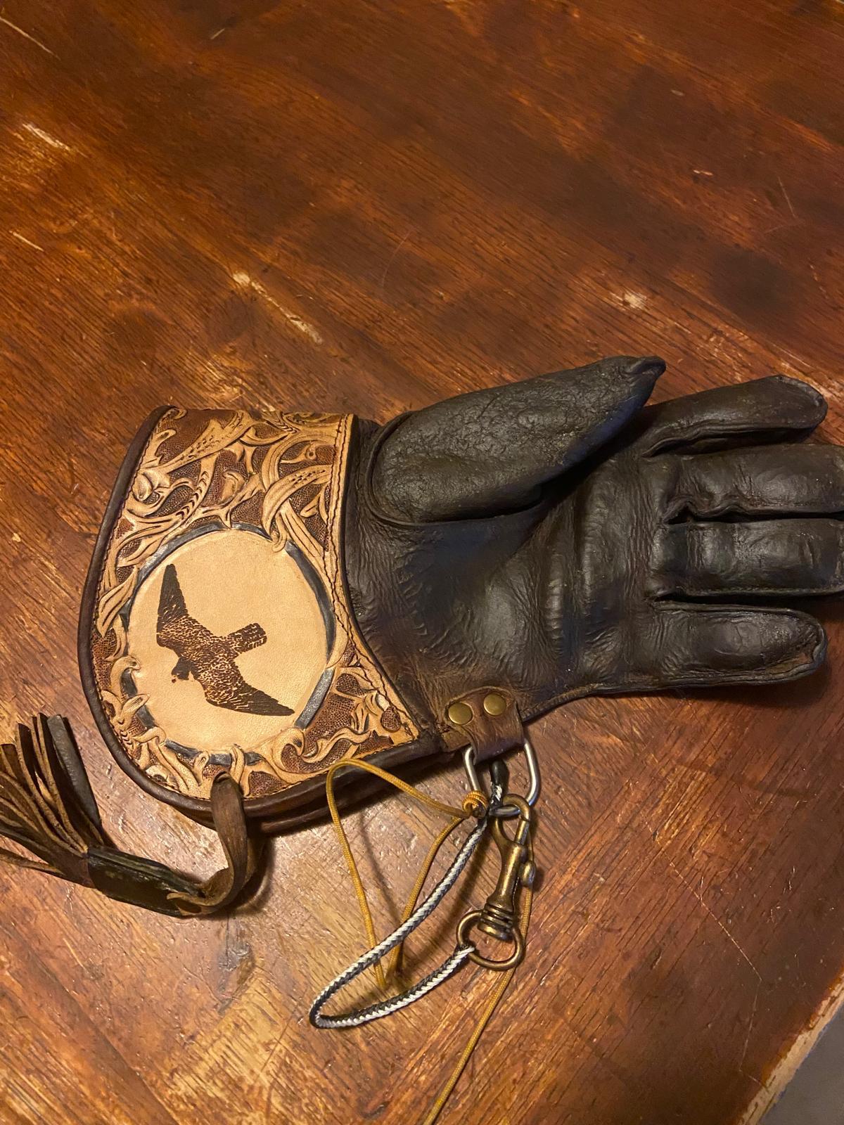 Customisation de gant de fauconnerie - BV Cuir