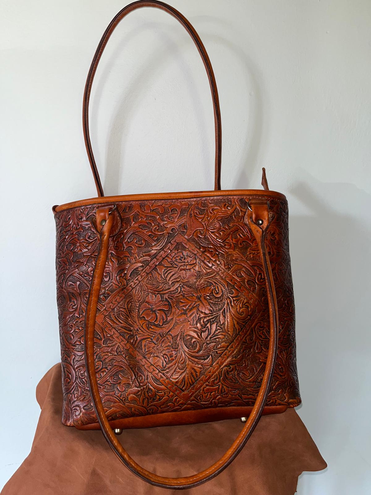 sac à main en cuir repoussé