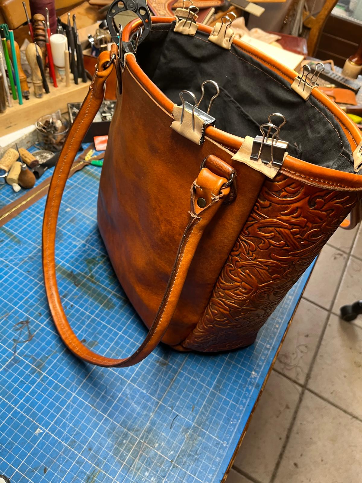 sac à main en cuir repoussé