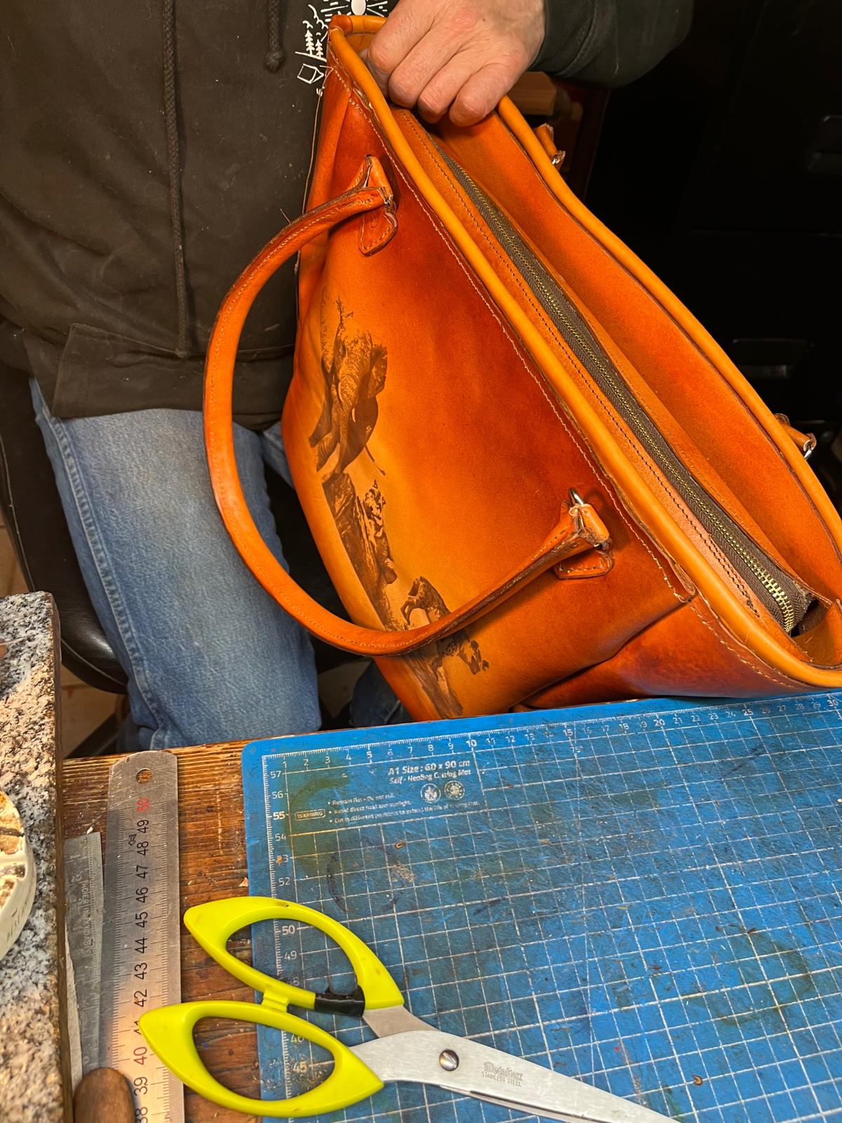 sac à main en cuir gravé