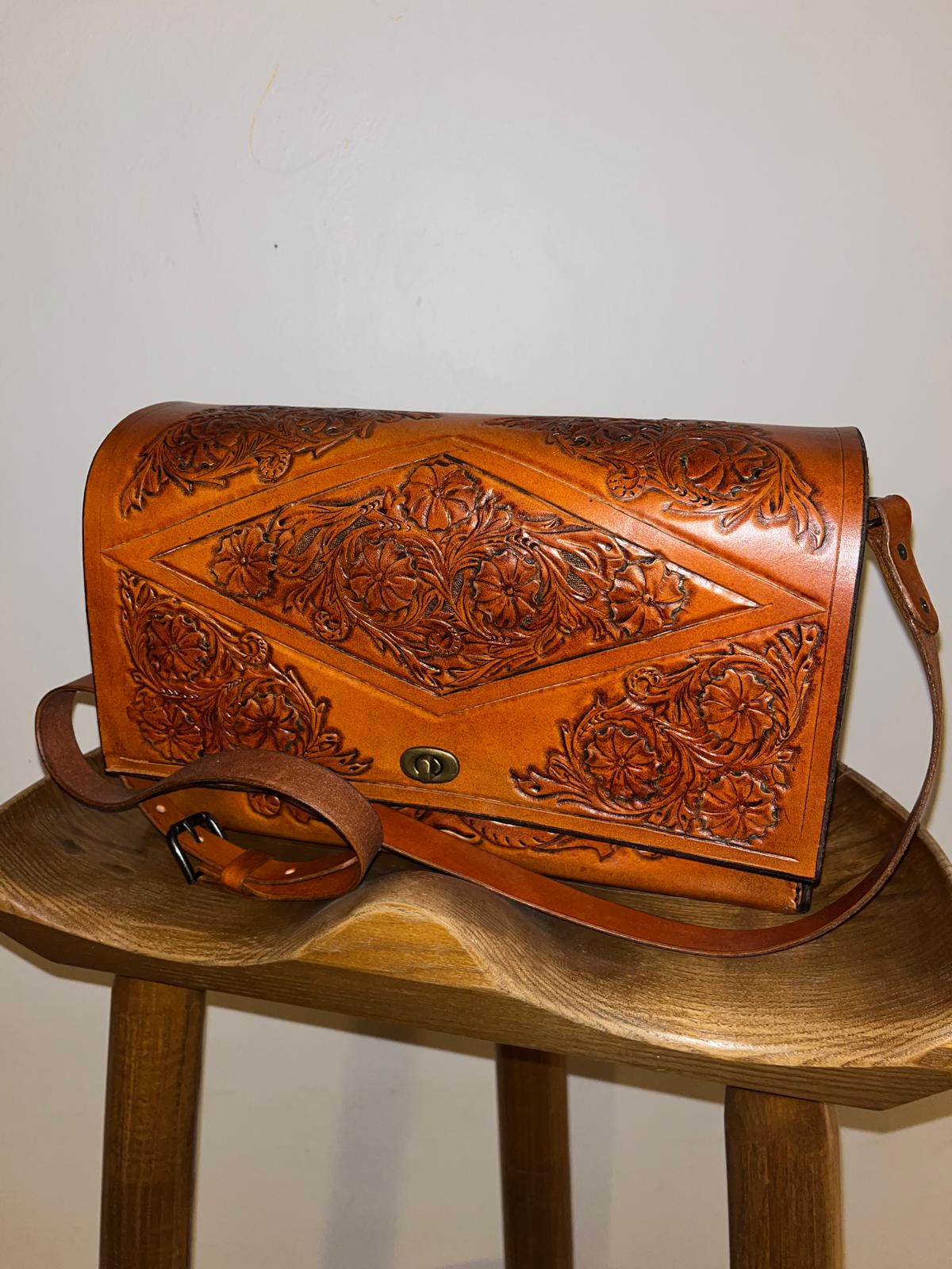 valisette en cuir repoussé