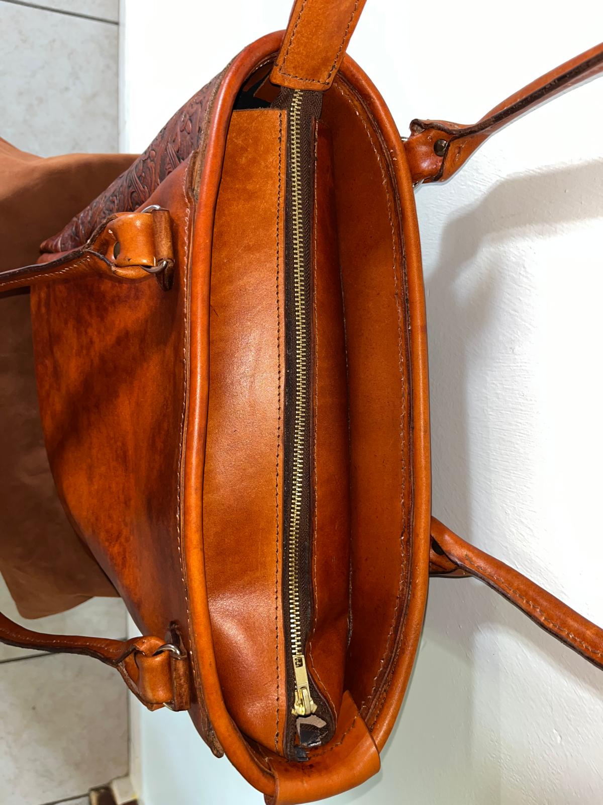 sac à main en cuir repoussé