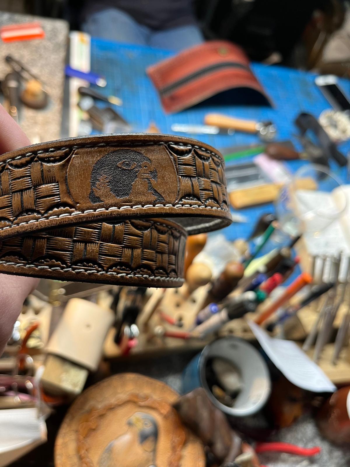 Ceinture en cuir sur mesure repoussé et gravé