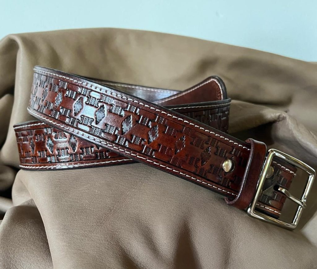 Ceinture avec frises repoussé