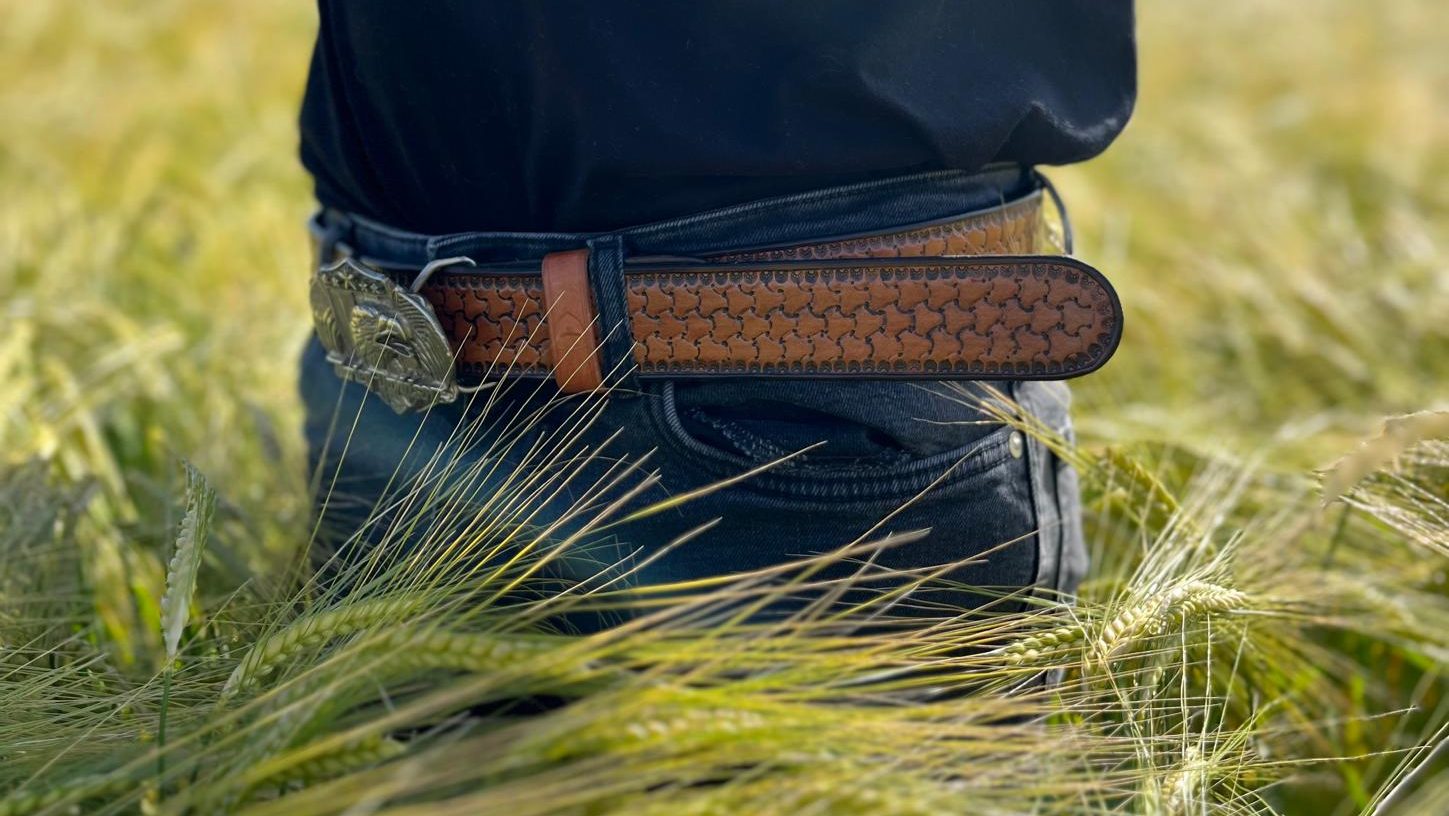 Ceinture en cuir en cuir sur mesure repoussé