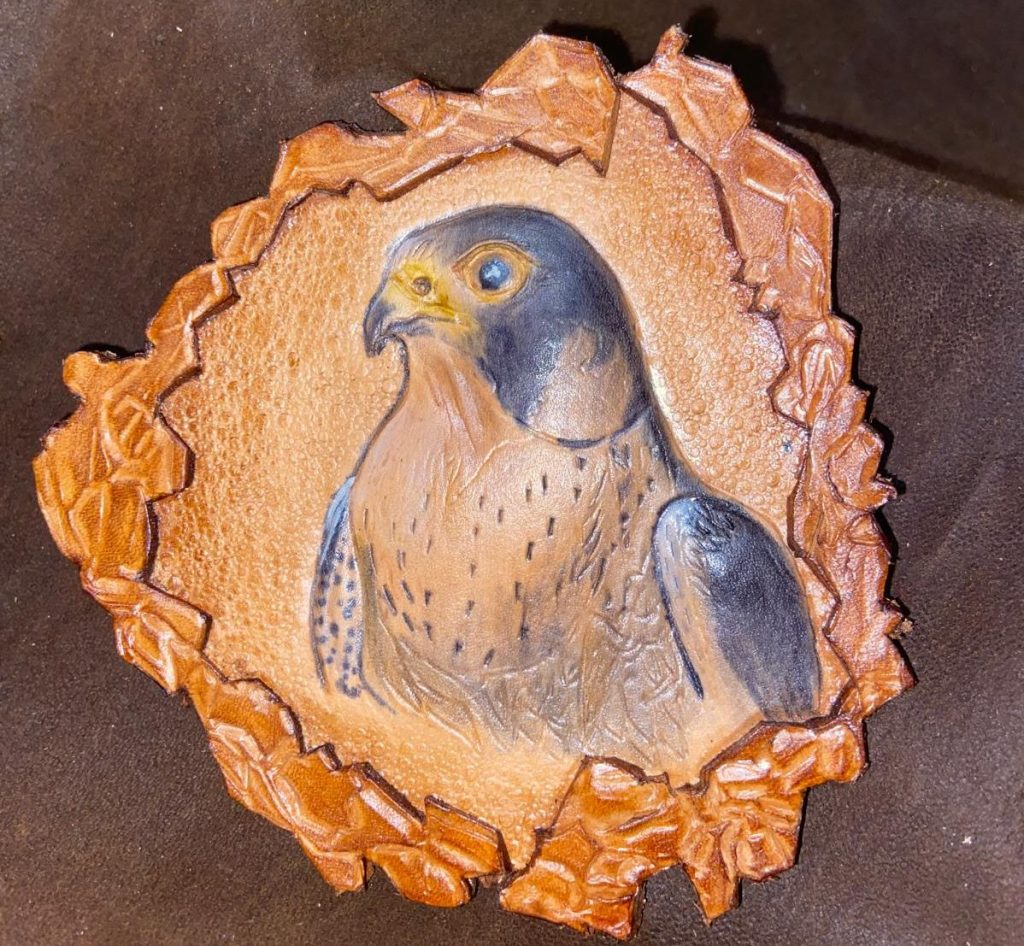 Faucon pèlerin- création en cuir